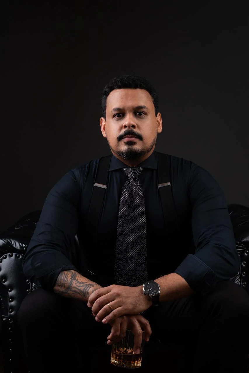 Thiago Andrade de camisa preta e suspensórios.